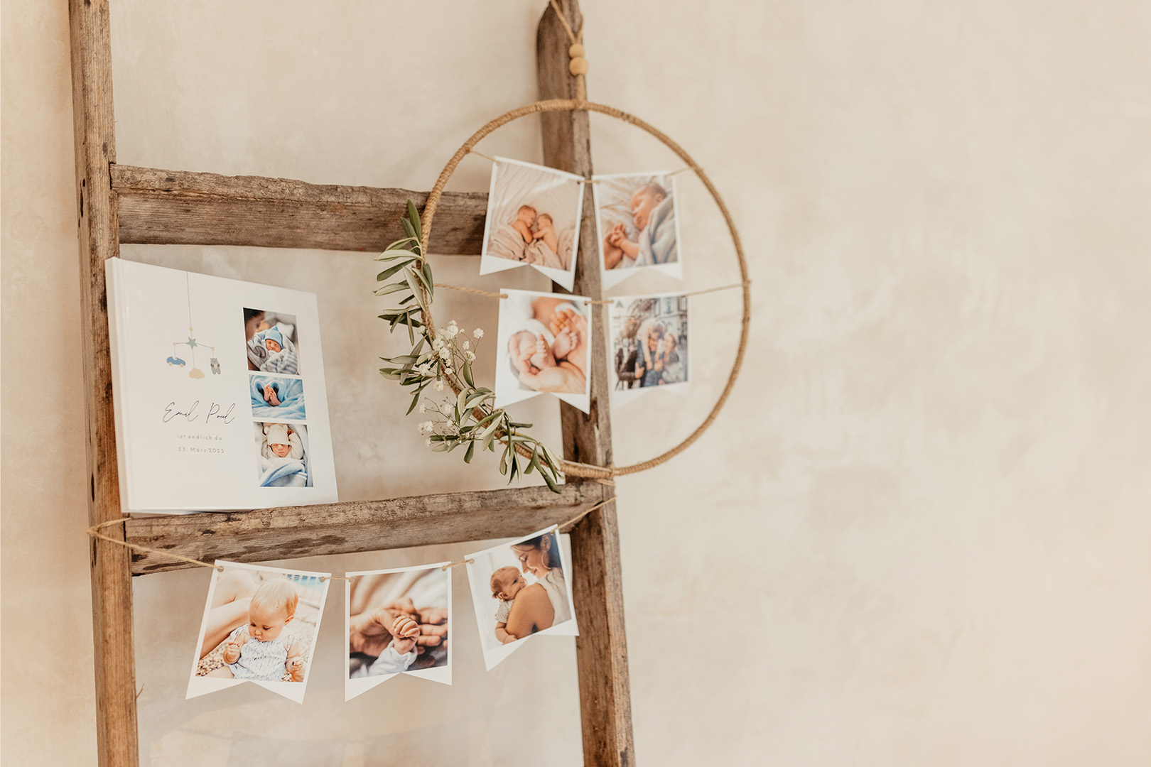 Babyfotos im Blumenkranz, Fotoalbum und Wimpelkette mit Fotos